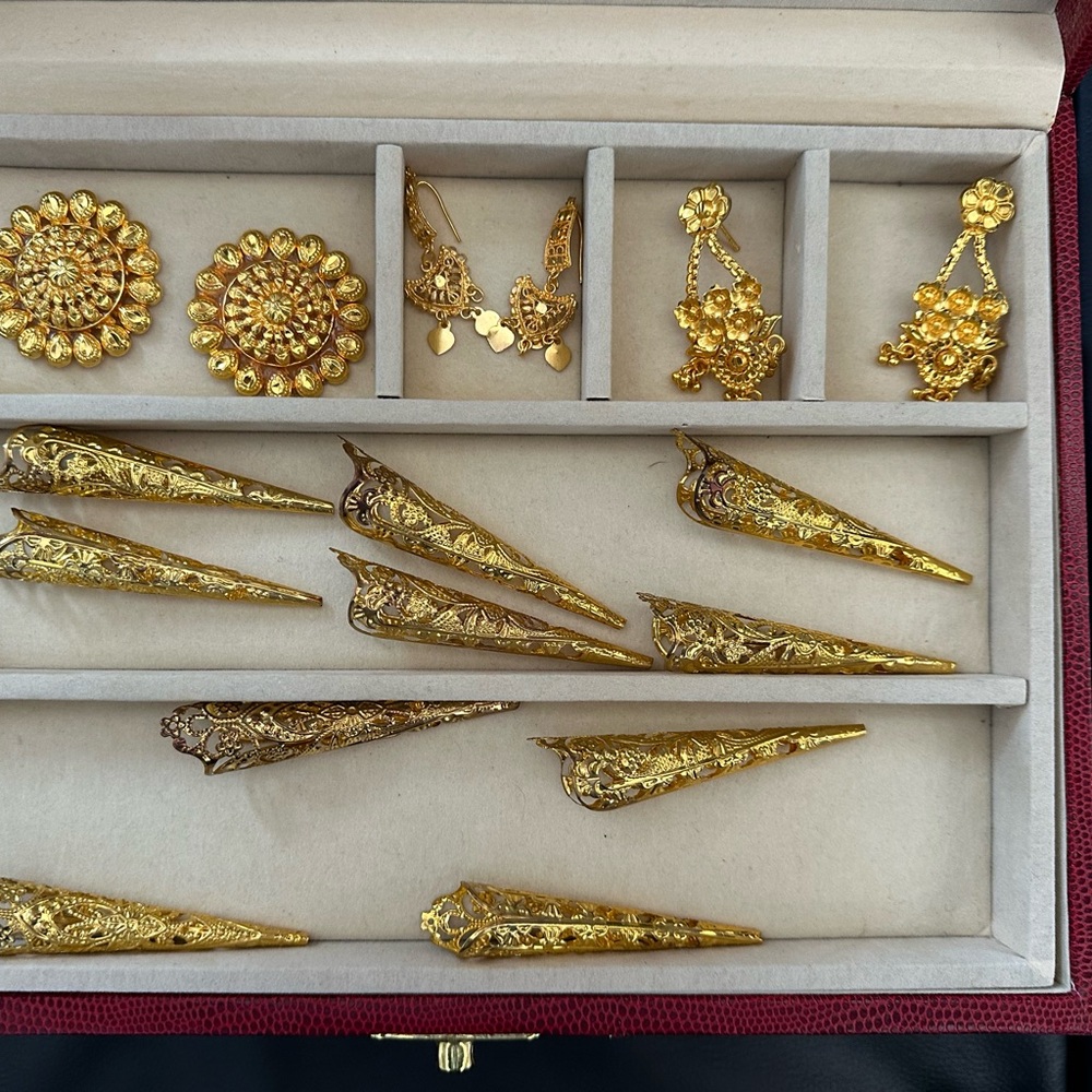 Elegant Gold Necklace - Picture 16 of 16